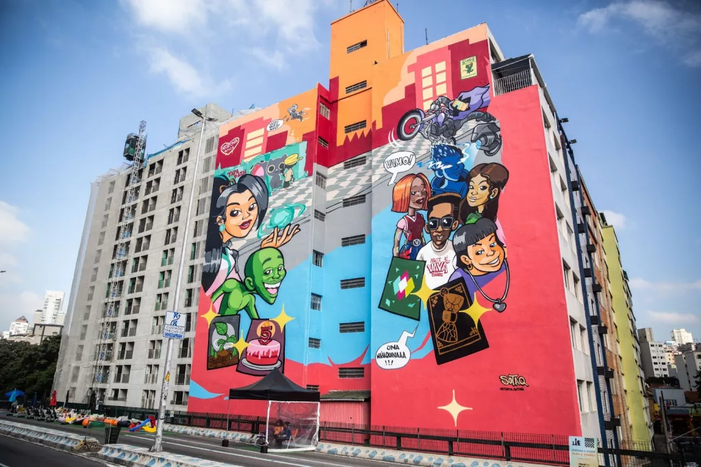 Mural em prédio em frente a um viaduto com personagens de Valorant.