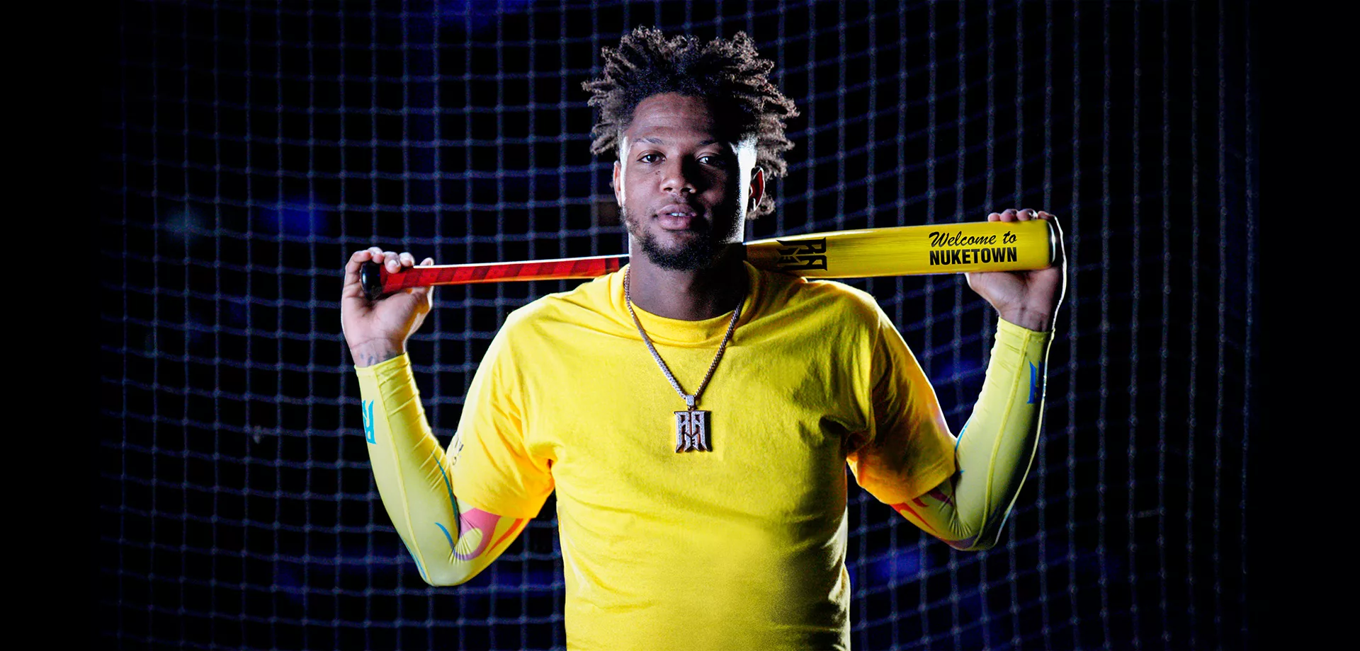 Ronald Acuña Jr Segurando Bastão de Beisebol representando o projeto de arma corpo a corpo La Bestia de Call of Duty: Mobile.