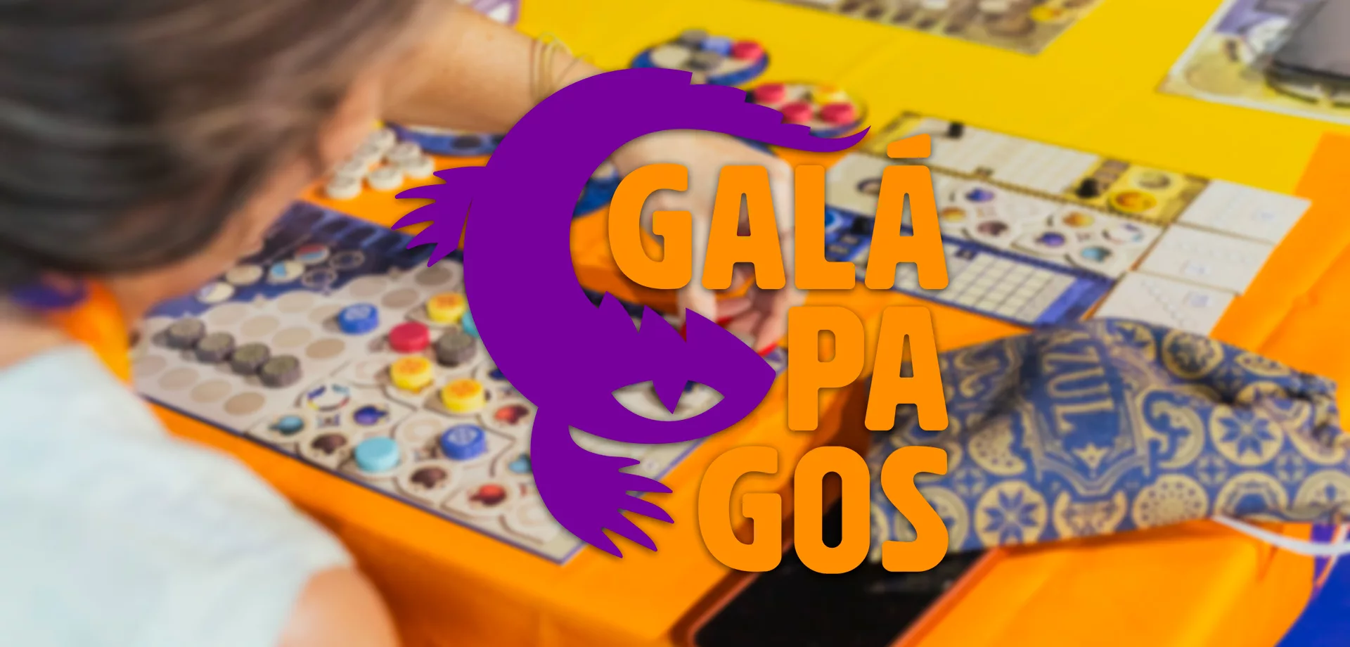Imagem de pessoa jogando board game desfocada e logo da Galápagos.