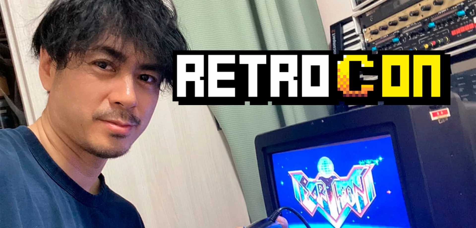 Yuzo Koshiro jogando seu game Earthion em tela de tubo e a logo da Retrocon à frente.