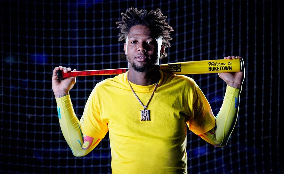 Ronald Acuña Jr Segurando Bastão de Beisebol representando o projeto de arma corpo a corpo La Bestia de Call of Duty: Mobile.