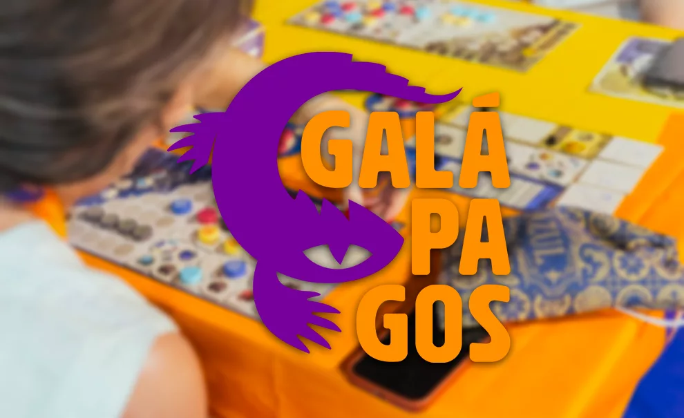 Imagem de pessoa jogando board game desfocada e logo da Galápagos.