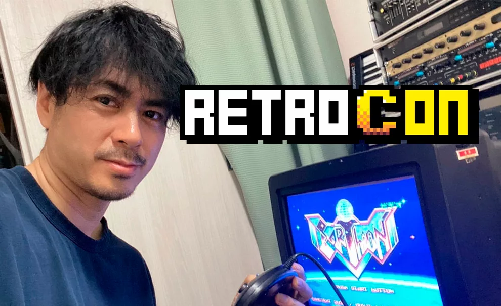Yuzo Koshiro jogando seu game Earthion em tela de tubo e a logo da Retrocon à frente.