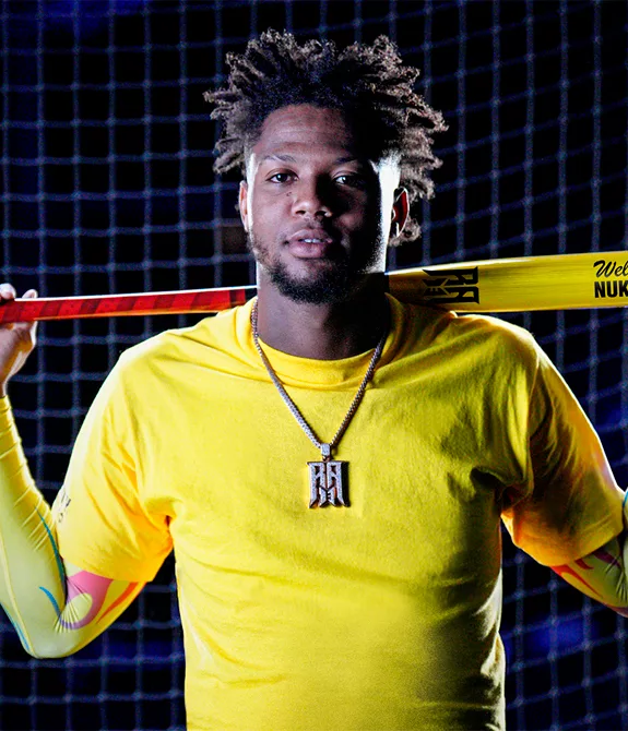 Ronald Acuña Jr Segurando Bastão de Beisebol representando o projeto de arma corpo a corpo La Bestia de Call of Duty: Mobile.