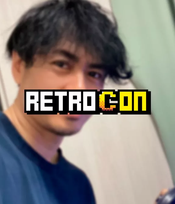 Yuzo Koshiro jogando seu game Earthion em tela de tubo e a logo da Retrocon à frente.