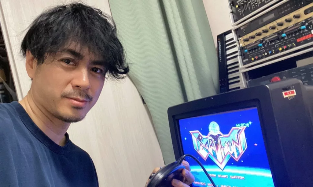 Yuzo Koshiro jogando seu game Earthion em tela de tubo.