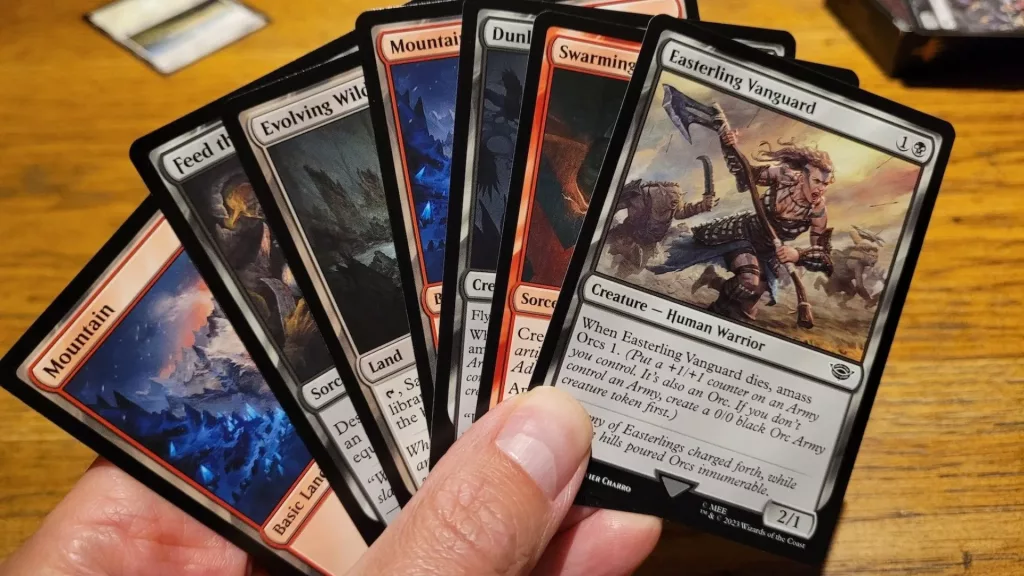 Pessoa segurando várias cartas de Magic na mão.