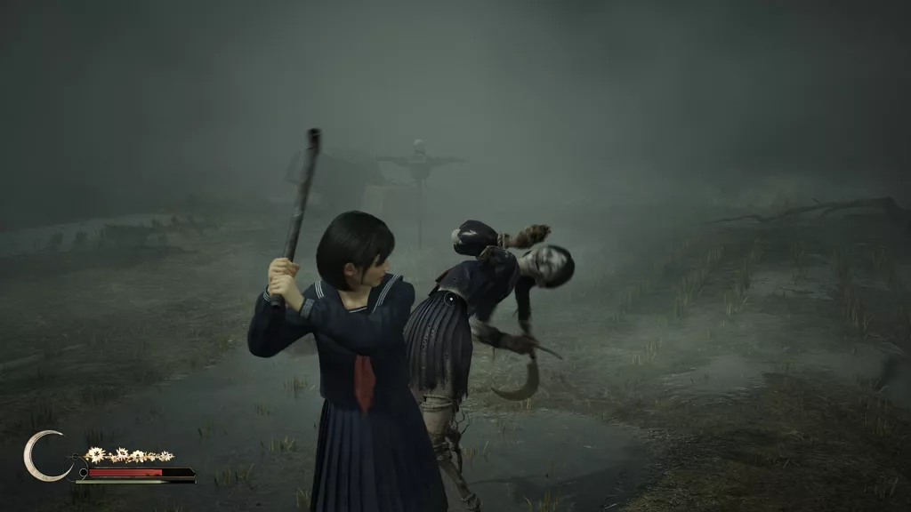 Hinako usando cano de metal contra monstro.