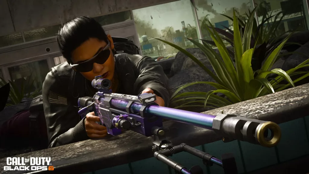 Imagem com operadora deitada no mato usando uma sniper.