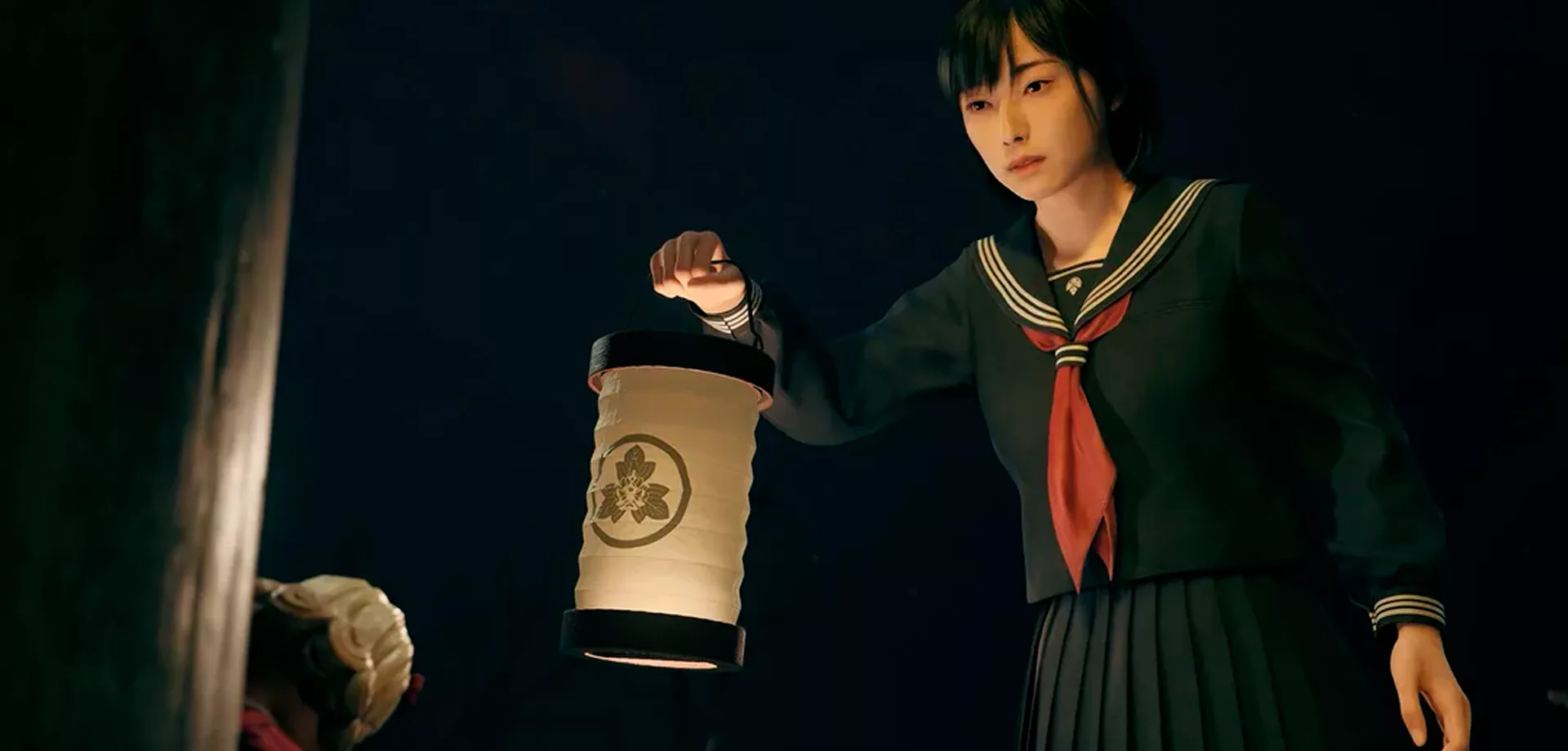 Hinako, protagonista de Silent Hill f, segurando lanterna de papel em local bem escuro.