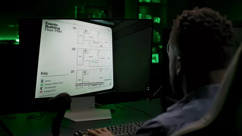 Demonstração NVIDIA ACE com The Oversight Bureau e um homem jogando com um microfone bem próximo e dando comandos de voz.