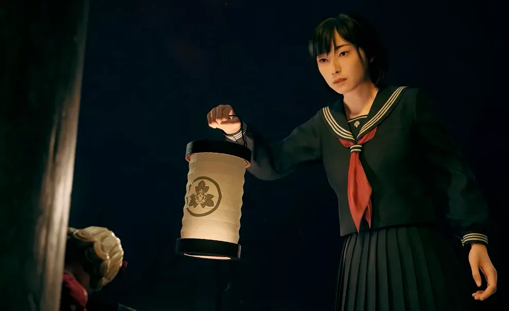 Hinako, protagonista de Silent Hill f, segurando lanterna de papel em local bem escuro.