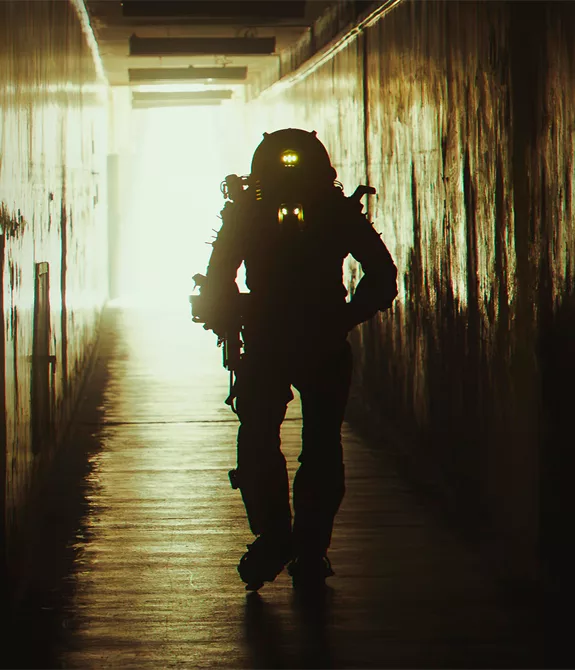 Personagem de Cronos The New Dawn andando em corredor no live-action com nome A-11 Extraction.