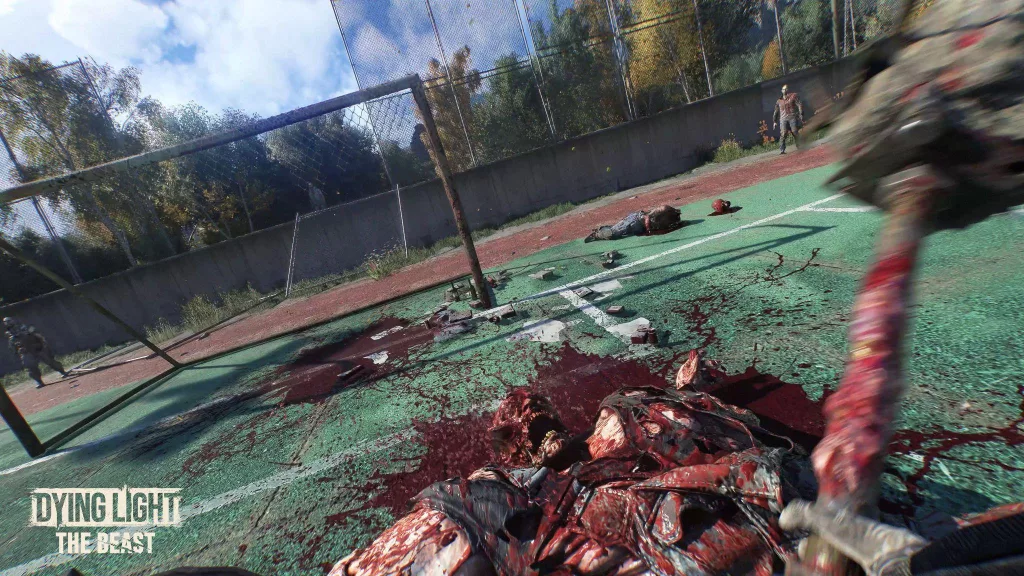 Corpo de zumbi esmagado no chão de um campo de futebol com grama artificial.