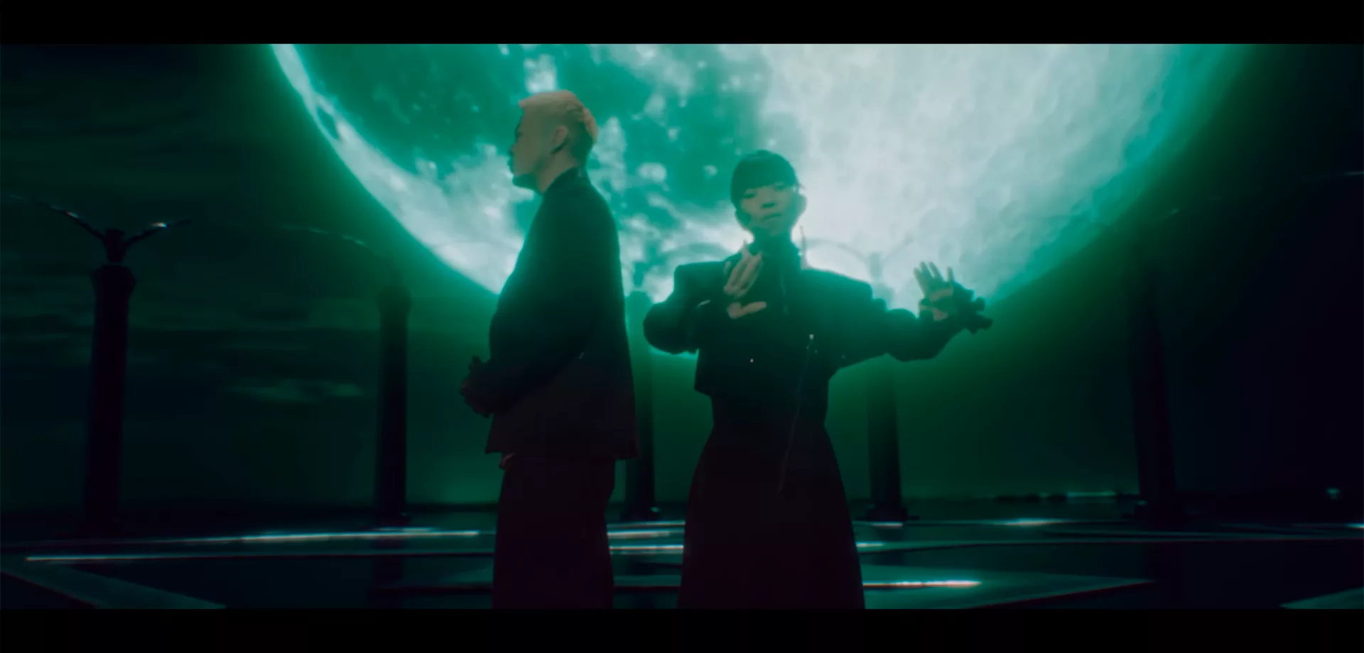 Lotus Juice e Azumi Takahashi em clipe de Persona 3 Reload, na música "It's Going Down Now".
