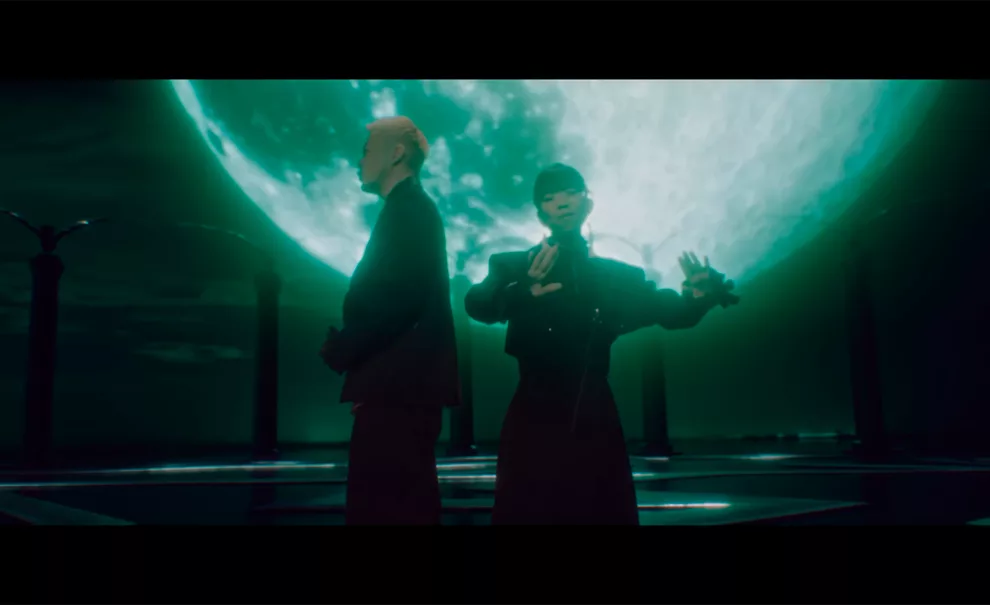 Lotus Juice e Azumi Takahashi em clipe de Persona 3 Reload, na música "It's Going Down Now".