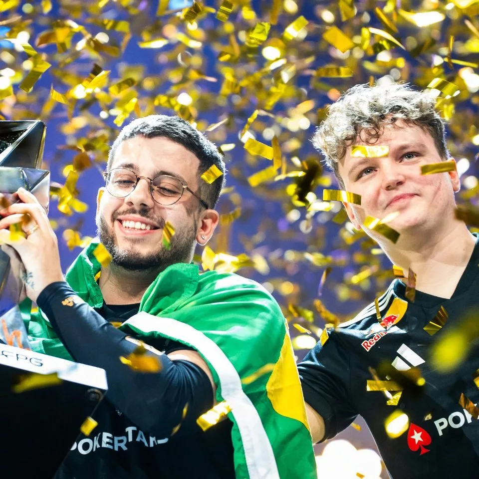 KSCERATO e Yekindar, jogadoresd a FURIA, após o título