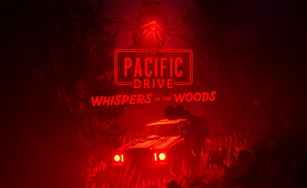 Imagem de um carro na floresta e ao fundo um ser de madeira gigantesco olhando pra ele. À frente a logo de Pacific Drive Whispers in the Woods.