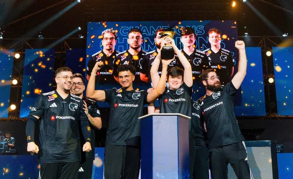 Elenco da FURIA levantando a taça de campeão da Thunderpick World Championship
