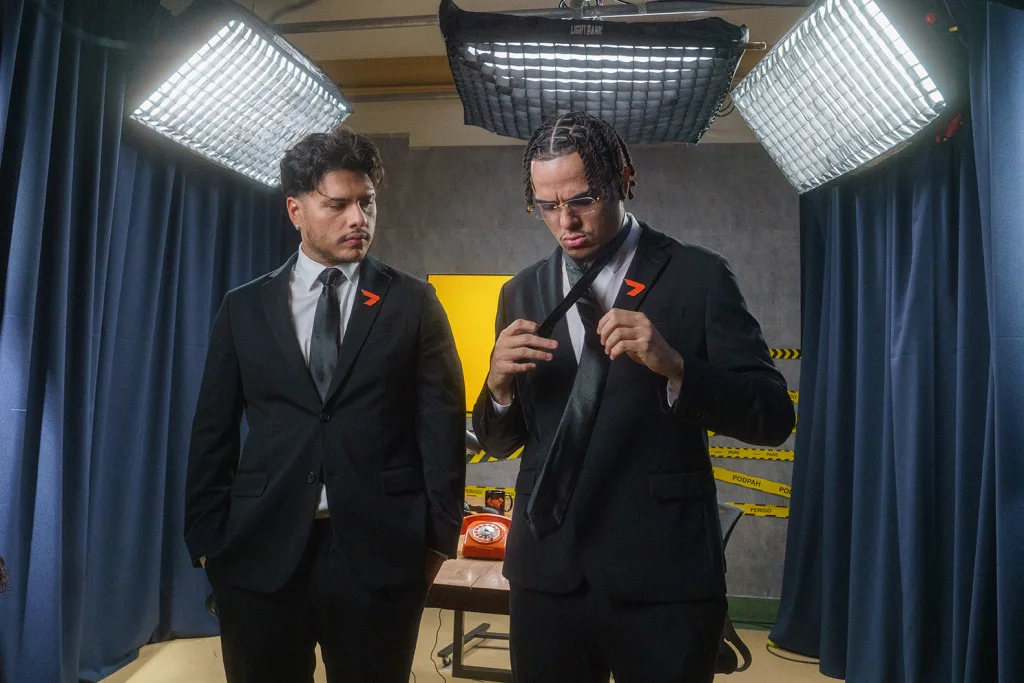 Mítico e Igão do PodPah com o terno do The Replacer de Call of Duty: Black Ops 7 em estúdio do podcast.