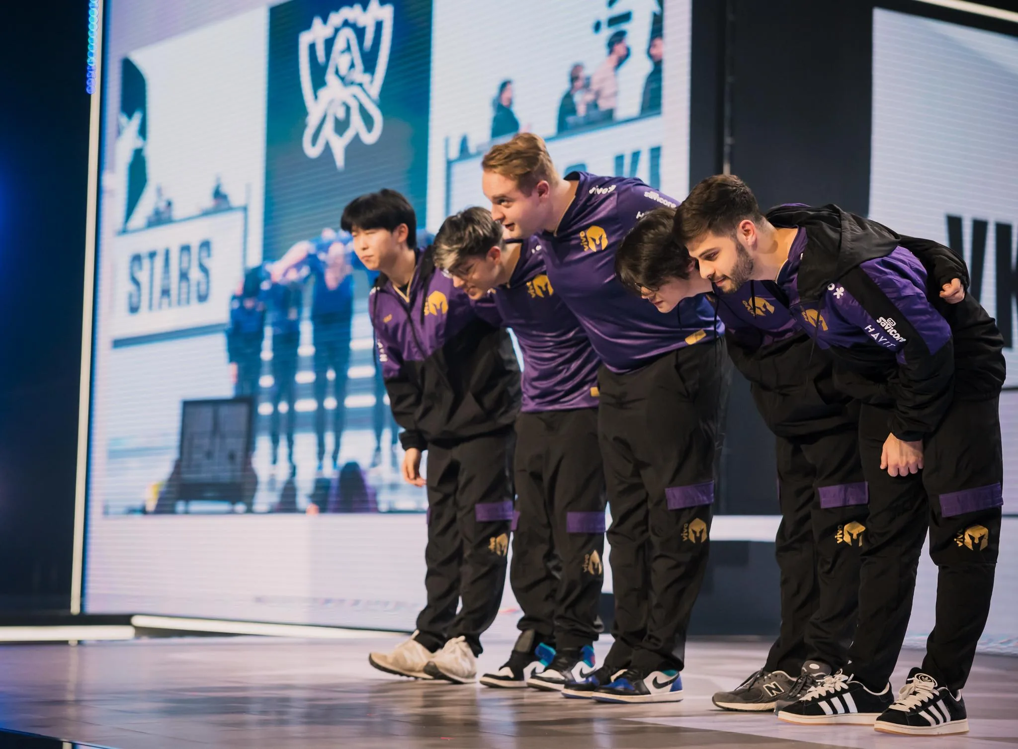 Elenco da Vivo Keyd após vencer o PSG Talon - Foto: Colin Young-Wolff/Riot Gamesa