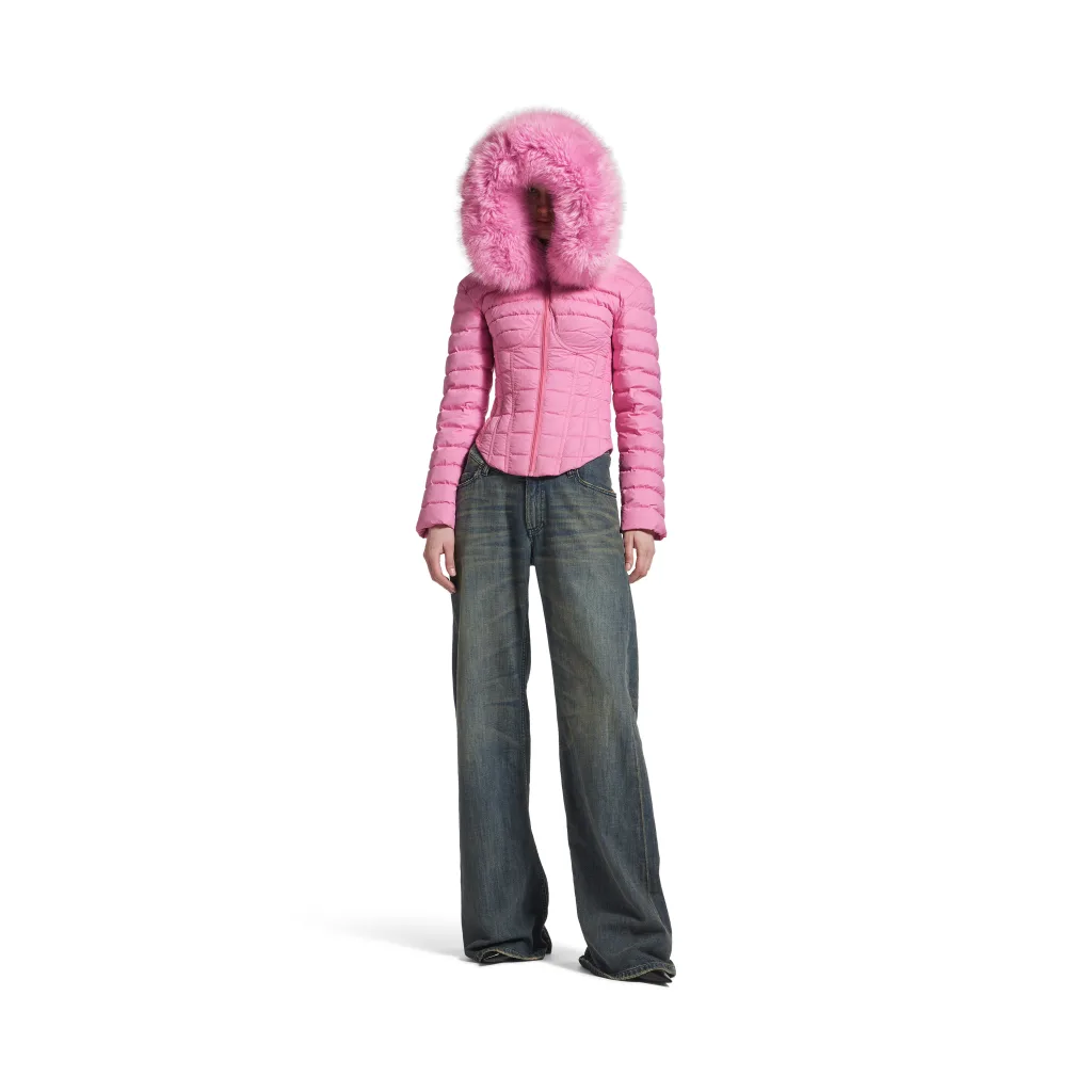 Modelo com jaqueta "Pink Puffer".