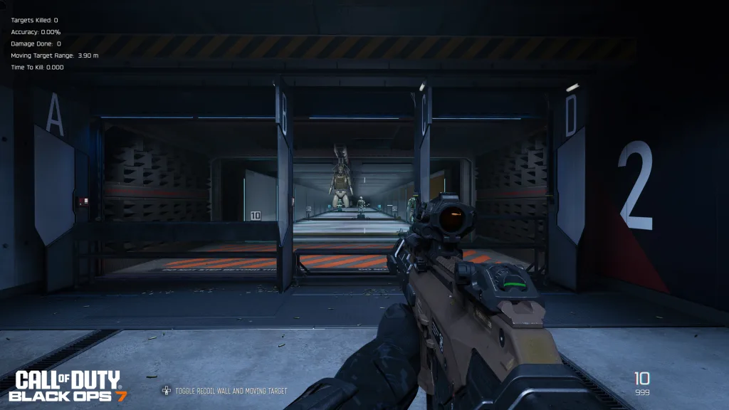 Personagem em primeira pessoa no Firing Range e algumas estatísticas no canto superior esquerdo. 