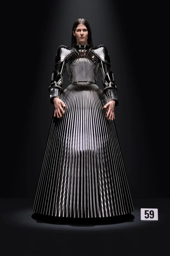 Vestido Armadura impresso em 3D de resina cromada com botas "Opera" em couro.