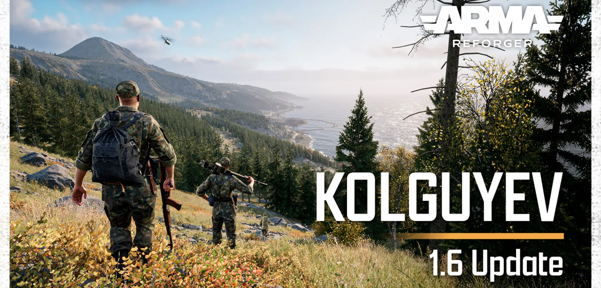Soldados descem um morro com vista para uma floresta, montanhas, mar e um helicóptero. Logo de Arma Reforger e dizeres de Kolguyev atualização 1.6