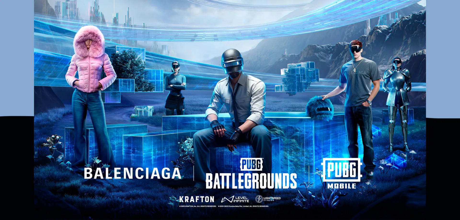 Personagem principal de PUBG sentado no meio com outras 4 pessoas e suas roupas da Balenciaga em volta em um cenário com cubos cirtuais funcionando como apoio, além das escritas, Balenciaga, PUBG Battlegrounds e PUBG Mobile.