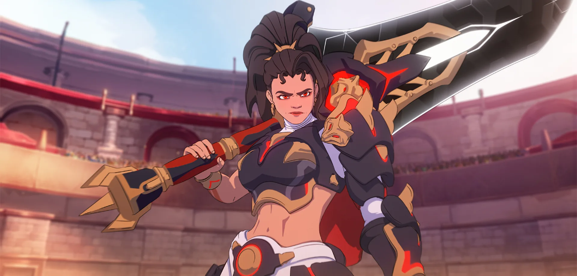 Nova Personagem Vendetta segurando uma espada grande pousada em seu ombro direito, com cabelo preso em um rabo de cavalo e dentro do Colosseo de Overwatch 2.