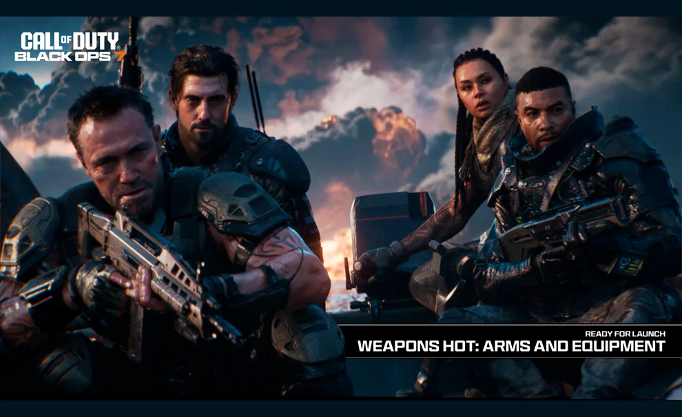 Personagens principais de Call of Duty Black Ops 7 em uma embarcação motorizada e equipados e frase em inglês falando sobre Armamento e Equipamento.
