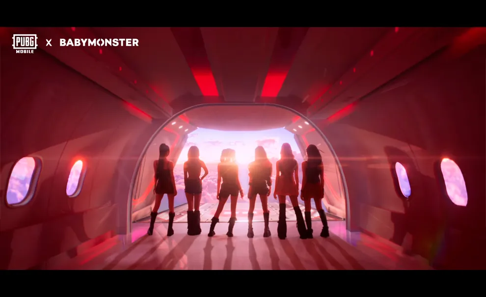 Integrantes do grupo de K-Pop Babymonster de costas para a imagem se preparando para um salto do avião de PUBG Mobile com a logo de ambos no alto à esquerda.