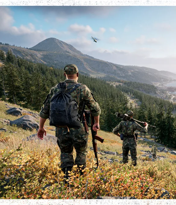 Soldados descem um morro com vista para uma floresta, montanhas, mar e um helicóptero. Logo de Arma Reforger e dizeres de Kolguyev atualização 1.6