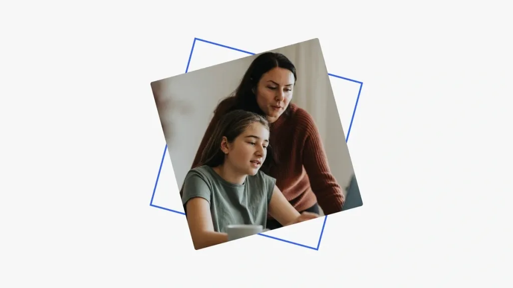 Foto de uma mãe e uma filha dentro de um quadrado azul em fundo Branco na matéria sobre Roblox e o Conselho de Pais.