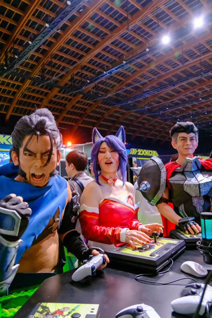 Cosplayers de Yasuo, Ahri e Darius.