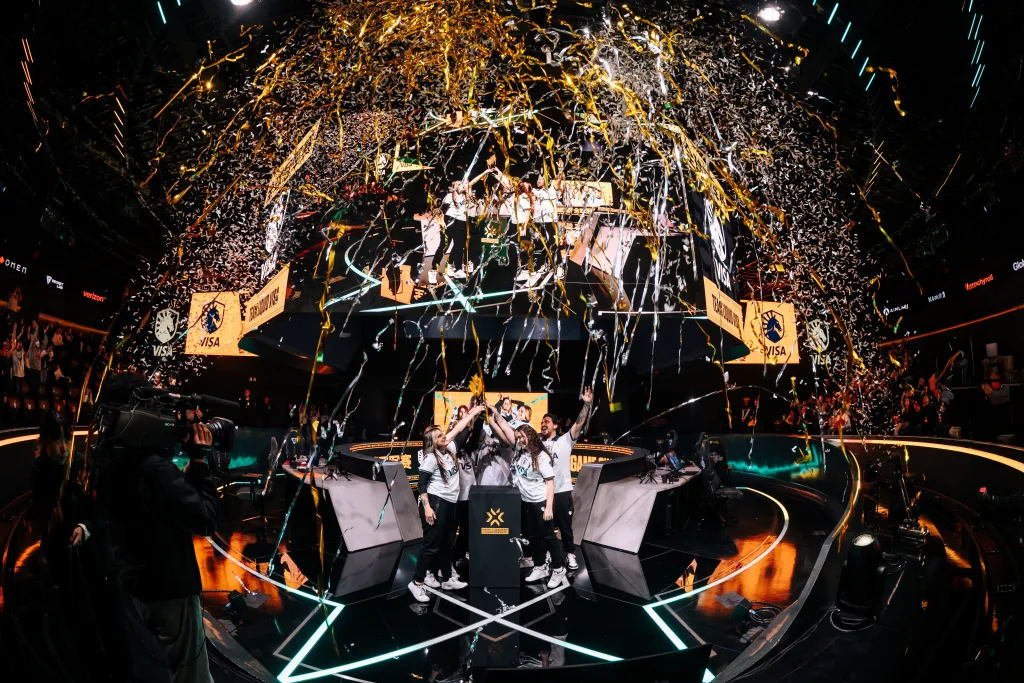 Team Liquid comemorando vitória de Campeonato mundial de Valorant ainda no palco. 