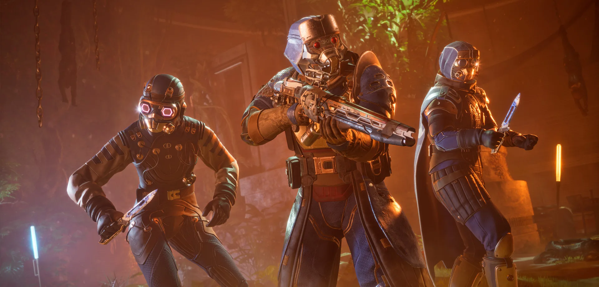 Personagens de Dune Awakening com roupas com cor predominante azul e armados com facas e arma de fogo em um ambiente interno.