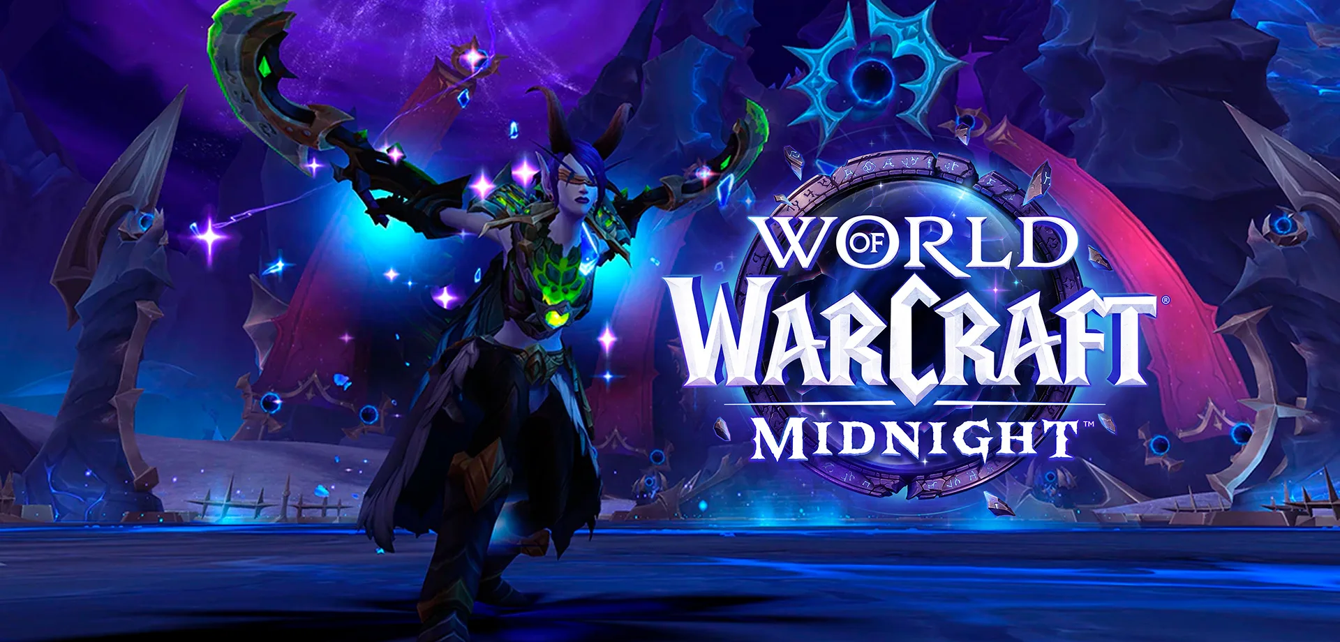 Elfo Noturno como Caçador de Demônios em local com céu roxo e muitas formações de pedra. Logo de World of Warcraft Midnight à frente.