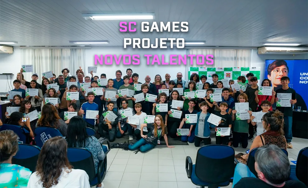Jovens do Projeto Novos Talentos do Programa SC Games com seus certificados e acompanhados dos adultos que ajudaram no aprendizado.