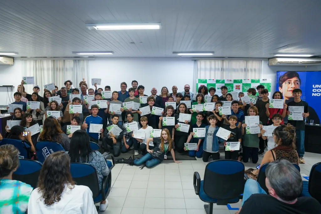 Jovens na formatura da SC Games.