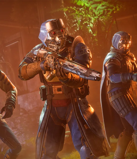 Personagens de Dune Awakening com roupas com cor predominante azul e armados com facas e arma de fogo em um ambiente interno.