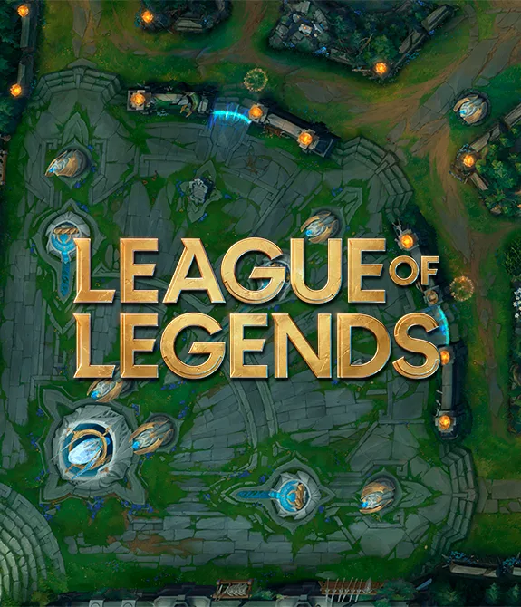 Mapa de Summoner's Rift atrás com tema de Demacia de 2026, e à frente, Logo de League of Legends.