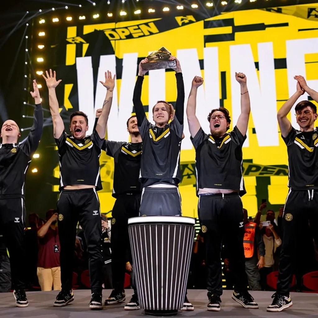 Foto da Team Vitality ganhando o Major do início de 2025.