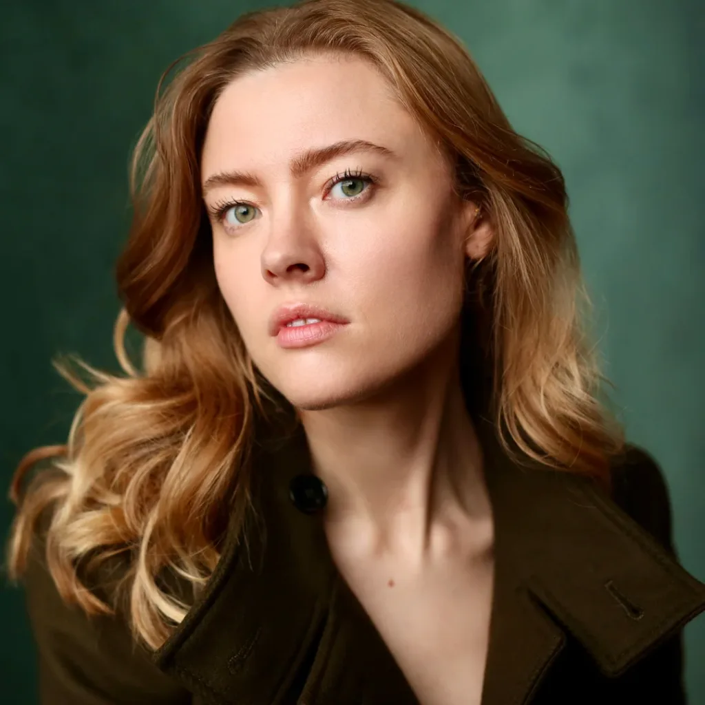 Atriz Jennifer English posando para foto com fundo verde.