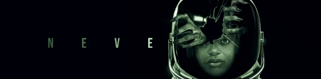 Uma das personagens do jogo com seu capacete quebrado e duas mãos saindod e dentro.