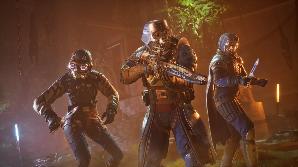 Personagens de Dune Awakening com roupas com cor predominante azul e armados com facas e arma de fogo em um ambiente interno.