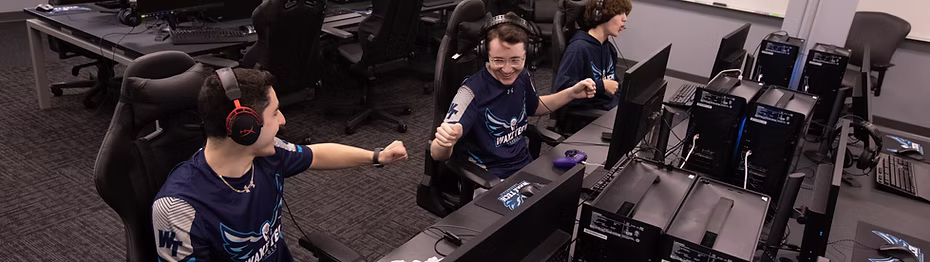 3 atletas de eSports se cumprimentando.