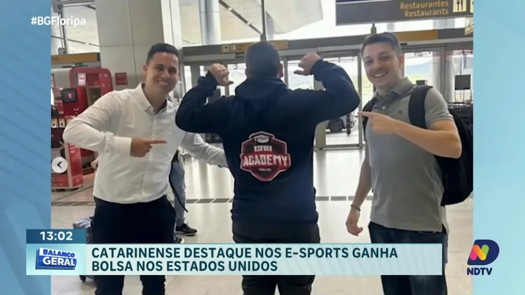 Vitor e Felipe - Fundadores da Travel Esports junto de atleta em aeroporto.