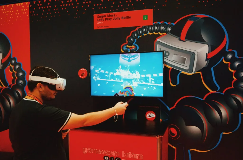 Homem jogando um game independente na gamescom latam big festival.
